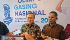 Bupati Halmahera Tengah, Ikram Sangadji menyampaikan keterangan pers didampingi Kepala Dinas Pendidikan dan Kebudayaan, Muksin Ibrahim. || Foto : Kasedata.id