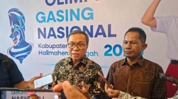 Bupati Halmahera Tengah, Ikram Sangadji menyampaikan keterangan pers didampingi Kepala Dinas Pendidikan dan Kebudayaan, Muksin Ibrahim. || Foto : Kasedata.id