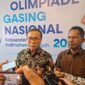 Bupati Halmahera Tengah, Ikram Sangadji menyampaikan keterangan pers didampingi Kepala Dinas Pendidikan dan Kebudayaan, Muksin Ibrahim. || Foto : Kasedata.id