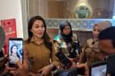 Gubernur Maluku Utara, Sherly Tjoanda Laos di wawancarai awak media usain memimpin rapat bersama Kementerian PKP dan Dinas Perumahan dan Kawasan Permukiman (Perkim) Malut. || Foto : Kasedata.id