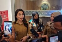 Gubernur Maluku Utara, Sherly Tjoanda Laos di wawancarai awak media usain memimpin rapat bersama Kementerian PKP dan Dinas Perumahan dan Kawasan Permukiman (Perkim) Malut. || Foto : Kasedata.id