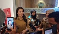 Gubernur Maluku Utara, Sherly Tjoanda Laos di wawancarai awak media usain memimpin rapat bersama Kementerian PKP dan Dinas Perumahan dan Kawasan Permukiman (Perkim) Malut. || Foto : Kasedata.id