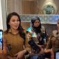 Gubernur Maluku Utara, Sherly Tjoanda Laos di wawancarai awak media usain memimpin rapat bersama Kementerian PKP dan Dinas Perumahan dan Kawasan Permukiman (Perkim) Malut. || Foto : Kasedata.id