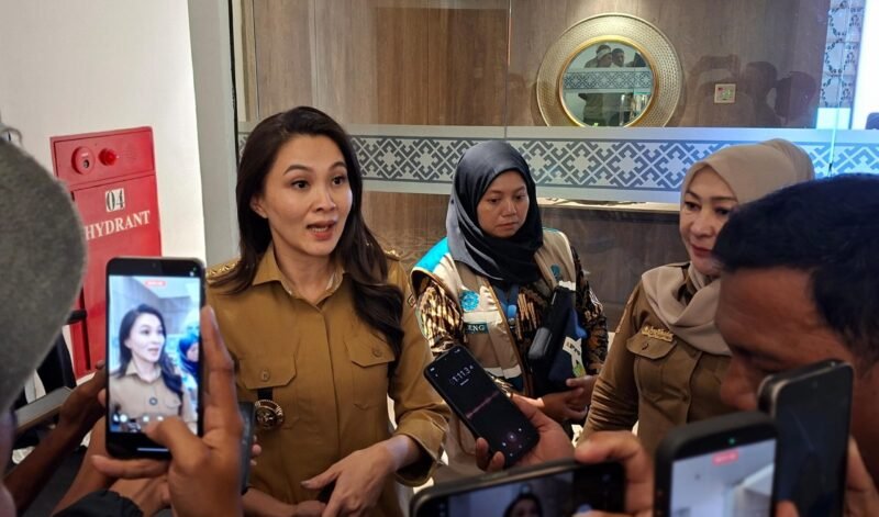 Gubernur Maluku Utara, Sherly Tjoanda Laos di wawancarai awak media usain memimpin rapat bersama Kementerian PKP dan Dinas Perumahan dan Kawasan Permukiman (Perkim) Malut. || Foto : Kasedata.id