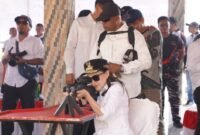 Gubernur Sherly Tjoanda Laos membuka secara resmi lomba menembak di Lapangan Tembak Brimob Polda Maluku Utara. || Foto : Kasedata.id