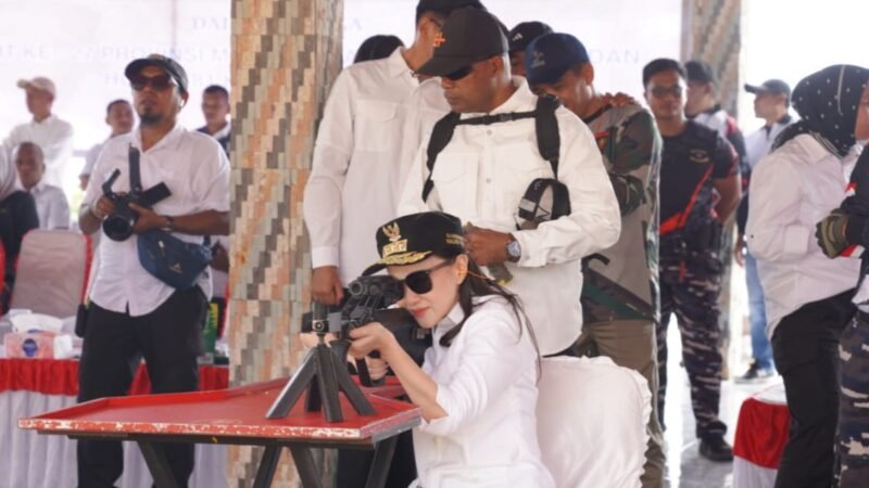 Gubernur Sherly Tjoanda Laos membuka secara resmi lomba menembak di Lapangan Tembak Brimob Polda Maluku Utara. || Foto : Kasedata.id