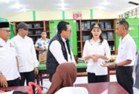 Gubernur Maluku Utara Sherly Laos meninjau langsung progres pembangunan di SMKN 2 dan SMKN 3 Ternate.
Sherly didampingi Sekretaris Provinsi Maluku Utara Samsuddin A. Kadir, Kepala Inspektorat Maluku Utara, dan Kepala Dinas Pendidikan dan Kebudayaan Maluku Utara Abubakar Abdullah. || Foto : Kasedata.id