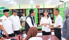 Gubernur Maluku Utara Sherly Laos meninjau langsung progres pembangunan di SMKN 2 dan SMKN 3 Ternate.
Sherly didampingi Sekretaris Provinsi Maluku Utara Samsuddin A. Kadir, Kepala Inspektorat Maluku Utara, dan Kepala Dinas Pendidikan dan Kebudayaan Maluku Utara Abubakar Abdullah. || Foto : Kasedata.id