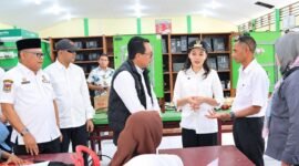 Gubernur Maluku Utara Sherly Laos meninjau langsung progres pembangunan di SMKN 2 dan SMKN 3 Ternate.
Sherly didampingi Sekretaris Provinsi Maluku Utara Samsuddin A. Kadir, Kepala Inspektorat Maluku Utara, dan Kepala Dinas Pendidikan dan Kebudayaan Maluku Utara Abubakar Abdullah. || Foto : Kasedata.id