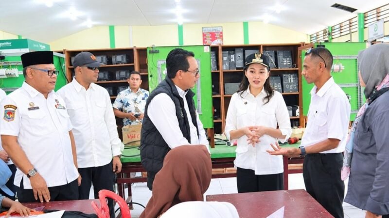 Gubernur Maluku Utara Sherly Laos meninjau langsung progres pembangunan di SMKN 2 dan SMKN 3 Ternate.
Sherly didampingi Sekretaris Provinsi Maluku Utara Samsuddin A. Kadir, Kepala Inspektorat Maluku Utara, dan Kepala Dinas Pendidikan dan Kebudayaan Maluku Utara Abubakar Abdullah. || Foto : Kasedata.id