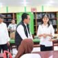 Gubernur Maluku Utara Sherly Laos meninjau langsung progres pembangunan di SMKN 2 dan SMKN 3 Ternate.
Sherly didampingi Sekretaris Provinsi Maluku Utara Samsuddin A. Kadir, Kepala Inspektorat Maluku Utara, dan Kepala Dinas Pendidikan dan Kebudayaan Maluku Utara Abubakar Abdullah. || Foto : Kasedata.id