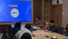 Plt Kepala Dinas PUPR Maluku Utara Risman Iriyanto Djafar bersama Kepala Inspektorat Provinsi Maluku Utara berkoordinasi dengan Tisky Anisha Azwen selaku Pembina Jasa Konstruksi Ahli Madya sekaligus Ketua Tim Penyusunan NSPK dan Pemantauan Evaluasi LSp. || Foto : Kasedata.id