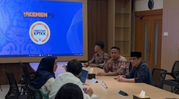 Plt Kepala Dinas PUPR Maluku Utara Risman Iriyanto Djafar bersama Kepala Inspektorat Provinsi Maluku Utara berkoordinasi dengan Tisky Anisha Azwen selaku Pembina Jasa Konstruksi Ahli Madya sekaligus Ketua Tim Penyusunan NSPK dan Pemantauan Evaluasi LSp. || Foto : Kasedata.id