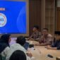 Plt Kepala Dinas PUPR Maluku Utara Risman Iriyanto Djafar bersama Kepala Inspektorat Provinsi Maluku Utara berkoordinasi dengan Tisky Anisha Azwen selaku Pembina Jasa Konstruksi Ahli Madya sekaligus Ketua Tim Penyusunan NSPK dan Pemantauan Evaluasi LSp. || Foto : Kasedata.id