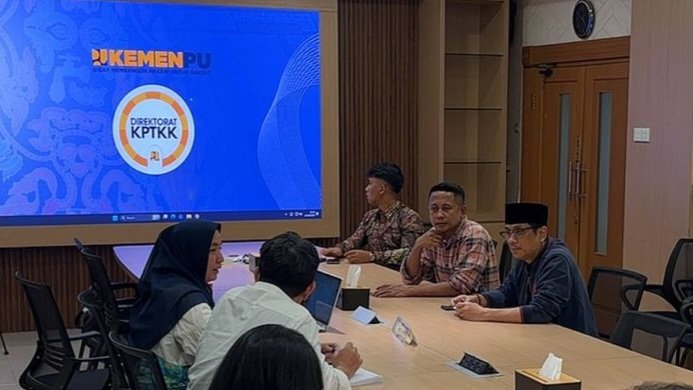 Plt Kepala Dinas PUPR Maluku Utara Risman Iriyanto Djafar bersama Kepala Inspektorat Provinsi Maluku Utara berkoordinasi dengan Tisky Anisha Azwen selaku Pembina Jasa Konstruksi Ahli Madya sekaligus Ketua Tim Penyusunan NSPK dan Pemantauan Evaluasi LSp. || Foto : Kasedata.id