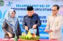 Pemotongan tumpeng oleh Wakil Gubernur Malut, H. Sarbin Sehe didampingi Kepala Dinas Kesehatan Provinsi Maluku Utara dan Direktur RSUD Chasan Boesoirie, dr. Rosita Alkatiri. || Foto : Kasedata.id