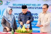 Pemotongan tumpeng oleh Wakil Gubernur Malut, H. Sarbin Sehe didampingi Kepala Dinas Kesehatan Provinsi Maluku Utara dan Direktur RSUD Chasan Boesoirie, dr. Rosita Alkatiri. || Foto : Kasedata.id