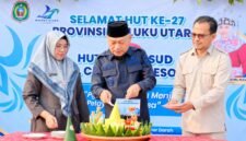 Pemotongan tumpeng oleh Wakil Gubernur Malut, H. Sarbin Sehe didampingi Kepala Dinas Kesehatan Provinsi Maluku Utara dan Direktur RSUD Chasan Boesoirie, dr. Rosita Alkatiri. || Foto : Kasedata.id