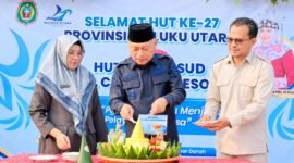 Pemotongan tumpeng oleh Wakil Gubernur Malut, H. Sarbin Sehe didampingi Kepala Dinas Kesehatan Provinsi Maluku Utara dan Direktur RSUD Chasan Boesoirie, dr. Rosita Alkatiri. || Foto : Kasedata.id