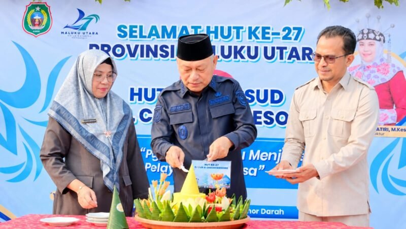 Pemotongan tumpeng oleh Wakil Gubernur Malut, H. Sarbin Sehe didampingi Kepala Dinas Kesehatan Provinsi Maluku Utara dan Direktur RSUD Chasan Boesoirie, dr. Rosita Alkatiri. || Foto : Kasedata.id