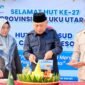 Pemotongan tumpeng oleh Wakil Gubernur Malut, H. Sarbin Sehe didampingi Kepala Dinas Kesehatan Provinsi Maluku Utara dan Direktur RSUD Chasan Boesoirie, dr. Rosita Alkatiri. || Foto : Kasedata.id