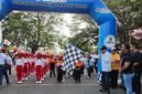 Wakil Gubernur Maluku Utara, H. Sarbin Sehe, secara resmi melepas para peserta gerak jalan indah di Bundaran Tavamu, Sofifi. || Foto : Kasedata.id