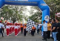 Wakil Gubernur Maluku Utara, H. Sarbin Sehe, secara resmi melepas para peserta gerak jalan indah di Bundaran Tavamu, Sofifi. || Foto : Kasedata.id