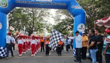Wakil Gubernur Maluku Utara, H. Sarbin Sehe, secara resmi melepas para peserta gerak jalan indah di Bundaran Tavamu, Sofifi. || Foto : Kasedata.id