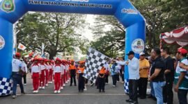 Wakil Gubernur Maluku Utara, H. Sarbin Sehe, secara resmi melepas para peserta gerak jalan indah di Bundaran Tavamu, Sofifi. || Foto : Kasedata.id