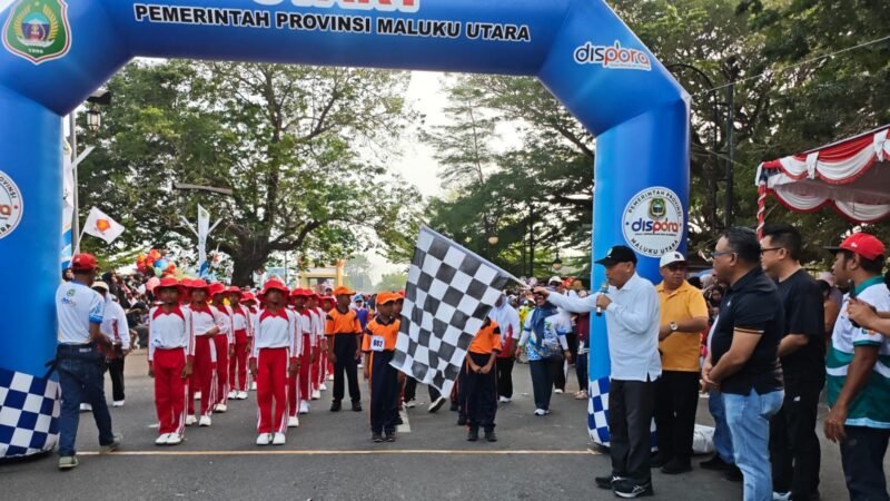 Wakil Gubernur Maluku Utara, H. Sarbin Sehe, secara resmi melepas para peserta gerak jalan indah di Bundaran Tavamu, Sofifi. || Foto : Kasedata.id