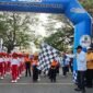 Wakil Gubernur Maluku Utara, H. Sarbin Sehe, secara resmi melepas para peserta gerak jalan indah di Bundaran Tavamu, Sofifi. || Foto : Kasedata.id