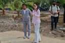 Gubernur Maluku Utara, Sherly Tjoanda Laos didampingi Plt Kepala Dinas PUPR, Risman Iriyanto Djafar meninjau langsung uji coba teknologi stabilisasi tanah. || Foto : Kasedata.id