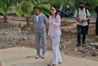 Gubernur Maluku Utara, Sherly Tjoanda Laos didampingi Plt Kepala Dinas PUPR, Risman Iriyanto Djafar meninjau langsung uji coba teknologi stabilisasi tanah. || Foto : Kasedata.id