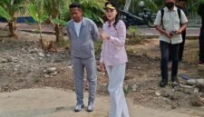Gubernur Maluku Utara, Sherly Tjoanda Laos didampingi Plt Kepala Dinas PUPR, Risman Iriyanto Djafar meninjau langsung uji coba teknologi stabilisasi tanah. || Foto : Kasedata.id