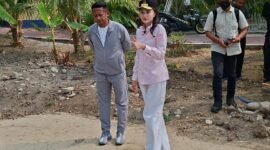 Gubernur Maluku Utara, Sherly Tjoanda Laos didampingi Plt Kepala Dinas PUPR, Risman Iriyanto Djafar meninjau langsung uji coba teknologi stabilisasi tanah. || Foto : Kasedata.id