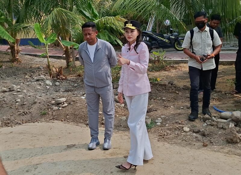 Gubernur Maluku Utara, Sherly Tjoanda Laos didampingi Plt Kepala Dinas PUPR, Risman Iriyanto Djafar meninjau langsung uji coba teknologi stabilisasi tanah. || Foto : Kasedata.id