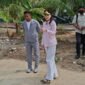 Gubernur Maluku Utara, Sherly Tjoanda Laos didampingi Plt Kepala Dinas PUPR, Risman Iriyanto Djafar meninjau langsung uji coba teknologi stabilisasi tanah. || Foto : Kasedata.id
