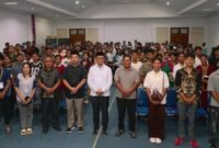 Kadikbud Maluku Utara membersamai pelajar Kristen mengikuti pembinaan rohani melalui puji-pujian dan pesan-pesan kebaikan di aula Kantor Dikbud. || Foto : Kasedata.id