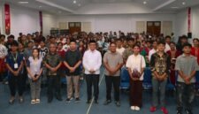 Kadikbud Maluku Utara membersamai pelajar Kristen mengikuti pembinaan rohani melalui puji-pujian dan pesan-pesan kebaikan di aula Kantor Dikbud. || Foto : Kasedata.id