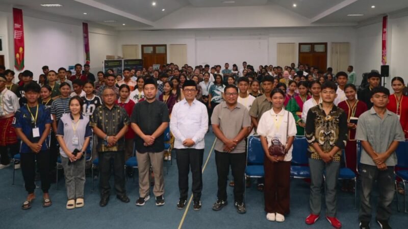 Kadikbud Maluku Utara membersamai pelajar Kristen mengikuti pembinaan rohani melalui puji-pujian dan pesan-pesan kebaikan di aula Kantor Dikbud. || Foto : Kasedata.id