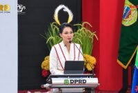 Gubernur Maluku Utara, Sherly Tjoanda Laos menyampaikan pidato di Rapat Paripurna Istimewa DPRD Provinsi Maluku Utara dalam rangka Hari Ulang Tahun (HUT) ke-27 Maluku Utara. || Foto : Kasedata.id