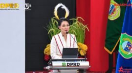 Gubernur Maluku Utara, Sherly Tjoanda Laos menyampaikan pidato di Rapat Paripurna Istimewa DPRD Provinsi Maluku Utara dalam rangka Hari Ulang Tahun (HUT) ke-27 Maluku Utara. || Foto : Kasedata.id