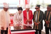 Penandatanganan prasasti peresmian Gedung Pusat Pengendalian Operasi (PUSDALOPS) oleh Gubernur Maluku Utara, Sherly Tjoanda Laos. || Foto : Kasedata.id
