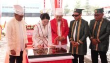 Penandatanganan prasasti peresmian Gedung Pusat Pengendalian Operasi (PUSDALOPS) oleh Gubernur Maluku Utara, Sherly Tjoanda Laos. || Foto : Kasedata.id