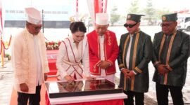 Penandatanganan prasasti peresmian Gedung Pusat Pengendalian Operasi (PUSDALOPS) oleh Gubernur Maluku Utara, Sherly Tjoanda Laos. || Foto : Kasedata.id