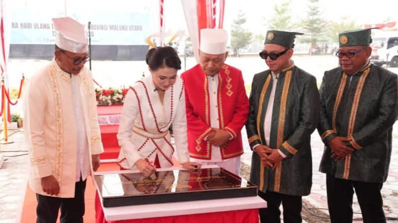 Penandatanganan prasasti peresmian Gedung Pusat Pengendalian Operasi (PUSDALOPS) oleh Gubernur Maluku Utara, Sherly Tjoanda Laos. || Foto : Kasedata.id
