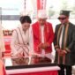 Penandatanganan prasasti peresmian Gedung Pusat Pengendalian Operasi (PUSDALOPS) oleh Gubernur Maluku Utara, Sherly Tjoanda Laos. || Foto : Kasedata.id