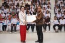 Gubernur Maluku Utara, Sherly Tjoanda Laos menyerahkan secara simbolis Sertifikat Hak Pakai kepada tujuh sekolah di Maluku Utara. || Foto : Kasedata.id
