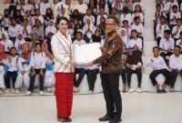 Gubernur Maluku Utara, Sherly Tjoanda Laos menyerahkan secara simbolis Sertifikat Hak Pakai kepada tujuh sekolah di Maluku Utara. || Foto : Kasedata.id