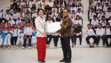 Gubernur Maluku Utara, Sherly Tjoanda Laos menyerahkan secara simbolis Sertifikat Hak Pakai kepada tujuh sekolah di Maluku Utara. || Foto : Kasedata.id